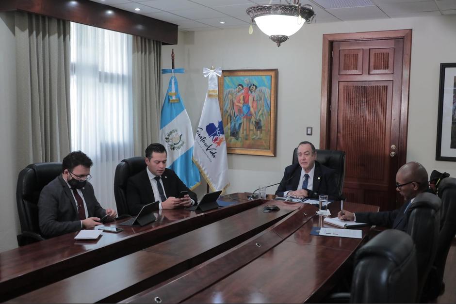 El presidente Alejandro Giammattei sostuvo una videollamada con su homólogo de Costa Rica, Rodrigo Chaves. (Foto: Presidencia)
