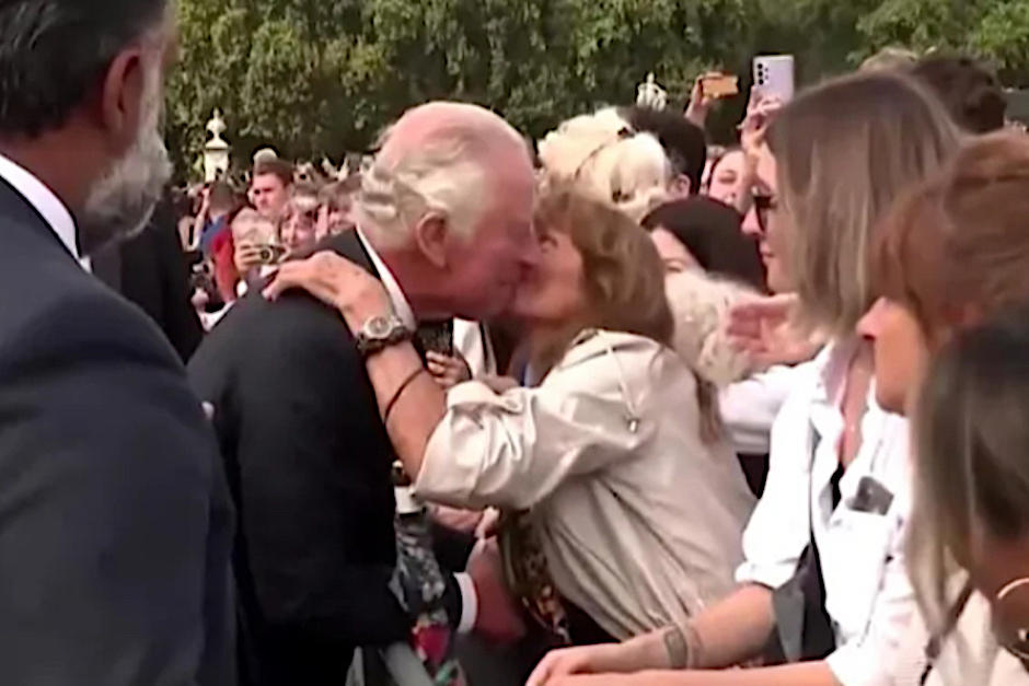 La mujer le dio un beso al rey mientras él hacía su primer saludo como rey. (Foto: Captura de pantalla)