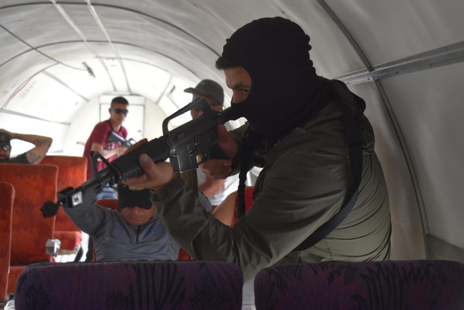 El Ej&eacute;rcito realiz&oacute; un simulacro de secuestro de un avi&oacute;n en vuelo en la pista del Aeropuerto Internacional La Aurora. (Foto: DGAC)