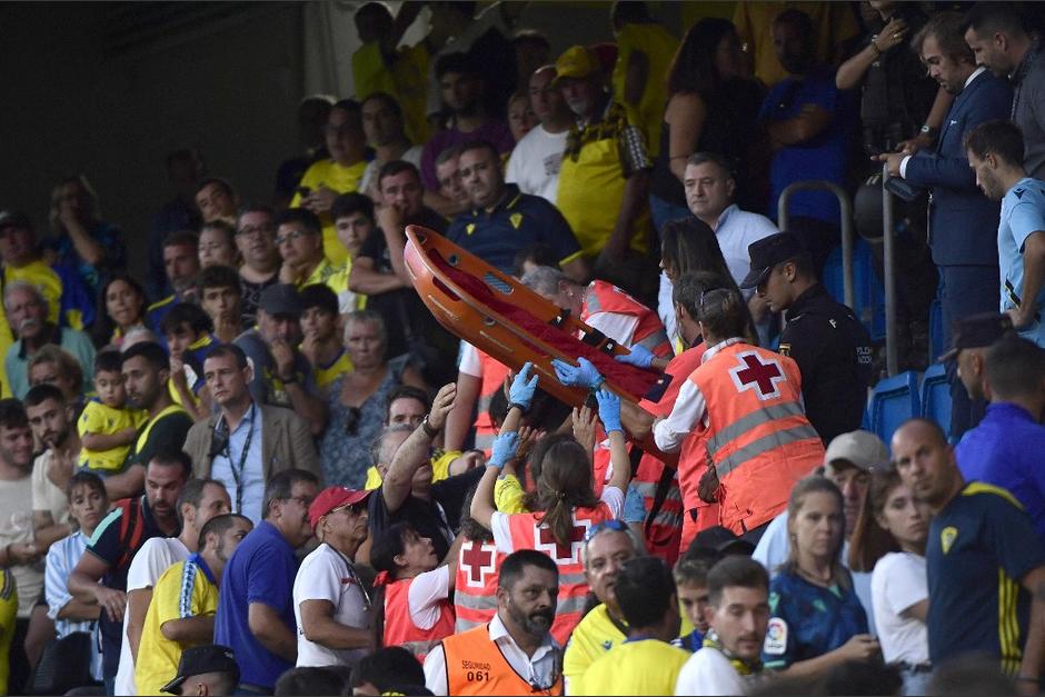 Los m&eacute;dicos de ambos equipos corrieron para salvar a la mujer. (Foto: AFP)&nbsp;