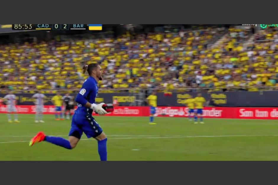 Jerem&iacute;as Ledesma, portero del C&aacute;diz corre con un desfibrilador para ayudar al acficionado. (Foto: captura pantalla)