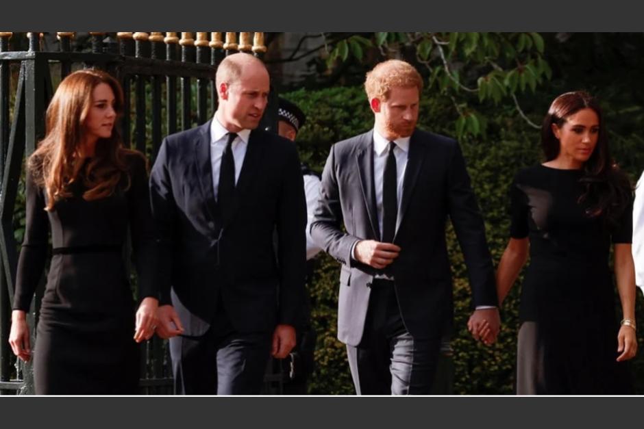 William y Harry, junto a sus esposas agradecieron los homenajes a su abuela. (Foto: Twitter)