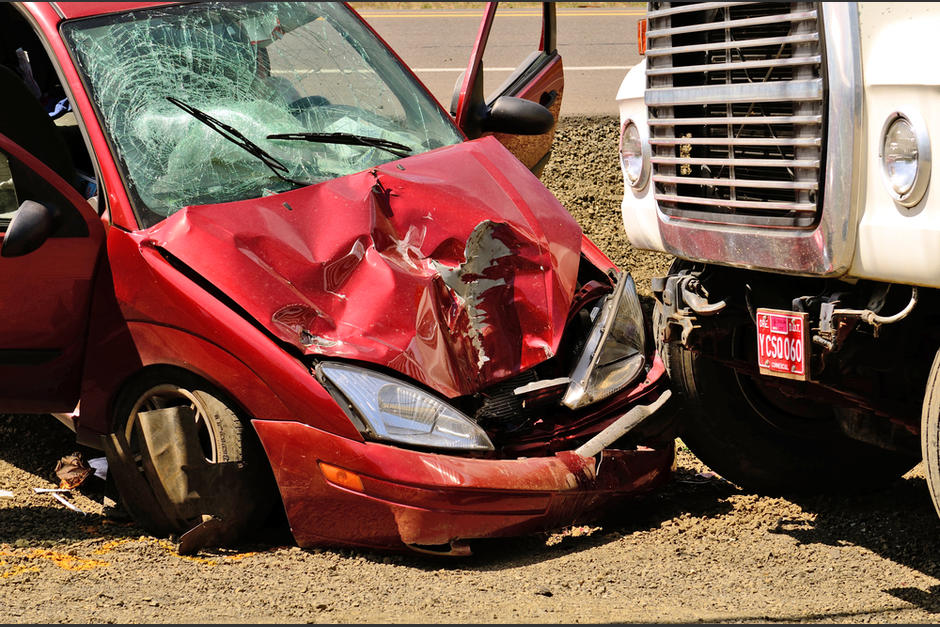 Un hombre estuvo a punto de morir al accidentarse con un camión. (Foto: Shutterstock)&nbsp;