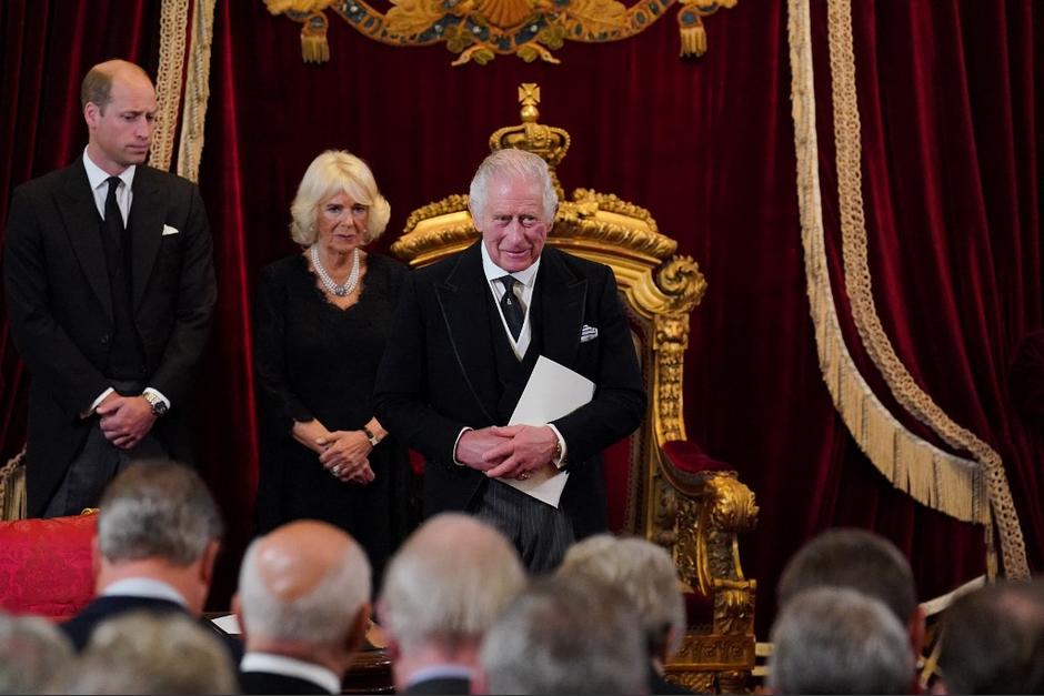 Durante los actos protocolarios de proclamación, Carlos III tuvo un gesto que se hizo viral. (Foto: AFP)&nbsp;