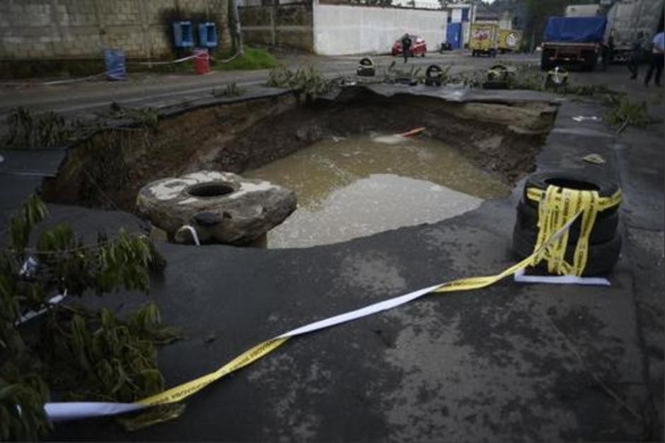 El agujero en Mixco sigue creciendo sin ser atendido. (Foto: Wilder L&oacute;pez/Soy502)
