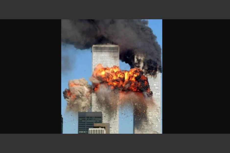 El momento en que el vuelo 175 de United Airlines se estrella contra la Torre Sur del World Trade Center. (Foto: AFP)