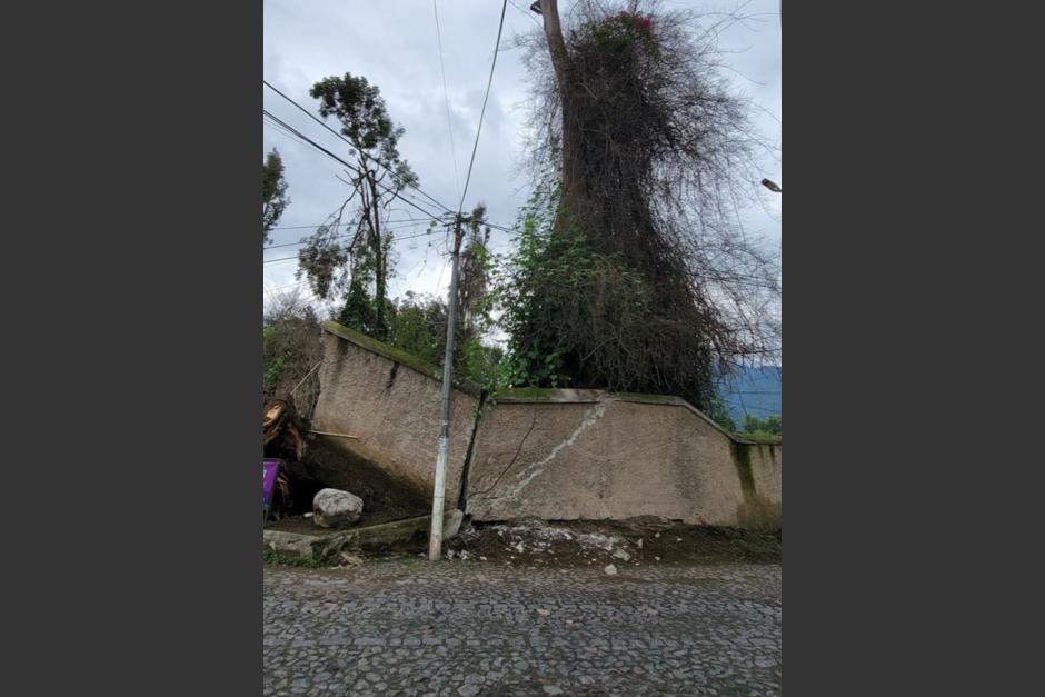 Un muro perimetral colaps&oacute; en La Antigua Guatemala. (Foto: Conred)&nbsp;