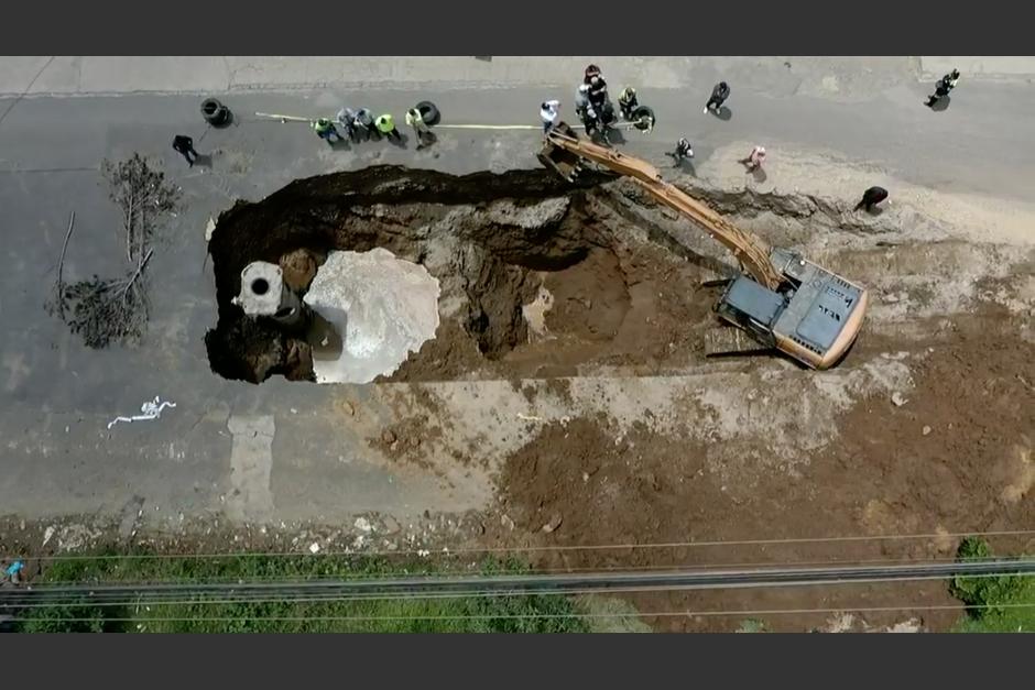 Los trabajos en el agujero que se form&oacute; en la zona 4 de Mixco, en el &aacute;rea industrial podr&iacute;an llevar un mes. (Foto: Captura de video)