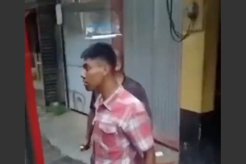 El conductor de un autob&uacute;s fue capturado por lesiones contra un ayudante, tras una pelea en la ruta Interamericana. (Foto: Captura de video)