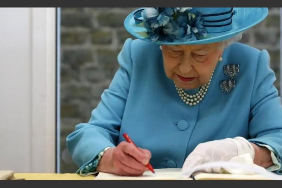 La reina Isabel II entregó una carta a los pobladores de Australia que podrán abrir hasta el 2085. (Foto: AFP)