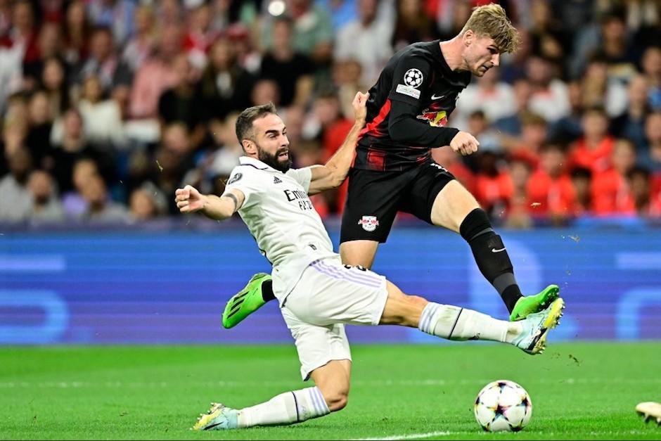 Dani Carvajal disputa un balón a Timo Werner en la segunda jornada de la fase de grupos de la Champions League. (Foto: AFP)