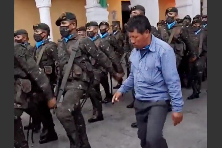 Captan a hombre que intentaba integrarse a un desfile militar e imitaba los pasos de los participantes. (Foto: captura de video)
