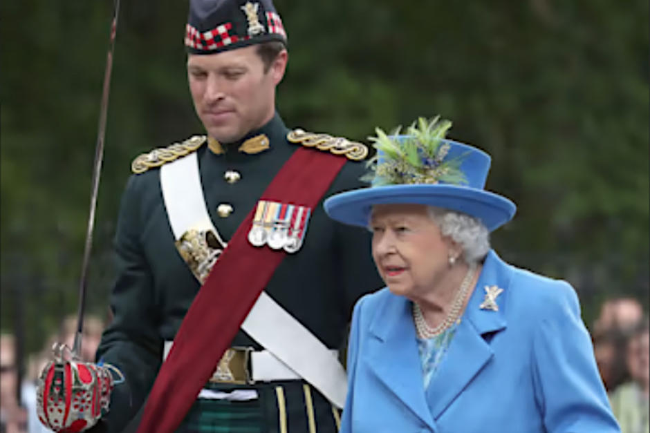 Tambi&eacute;n fue escudero de la Reina Isabel II. (Foto: AFP)&nbsp;