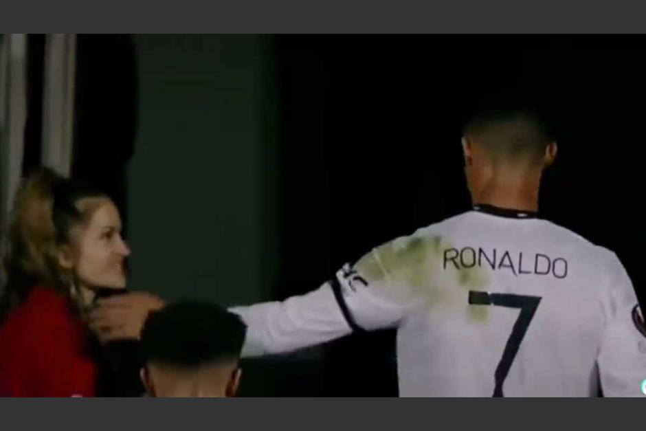 Cristiano Ronaldo le lanz&oacute; un manotazo a una fan&aacute;tica que se le acerc&oacute; para pedirle una fotograf&iacute;a. (Foto: Captura de pantalla)