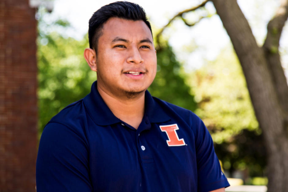 Mateo Sebastian realiza trabajos como intérprete para la comunidad guatemalteca en Estados Unidos.&nbsp; (Foto: Storied Illinois)