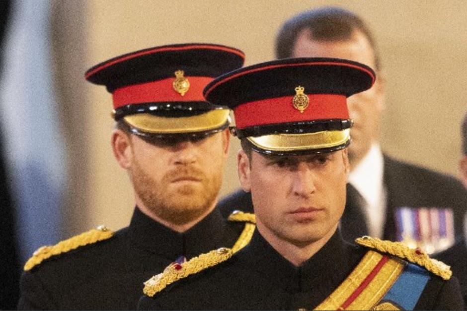 Harry y William asisten al velatorio de Isabel II. (Foto: AFP)