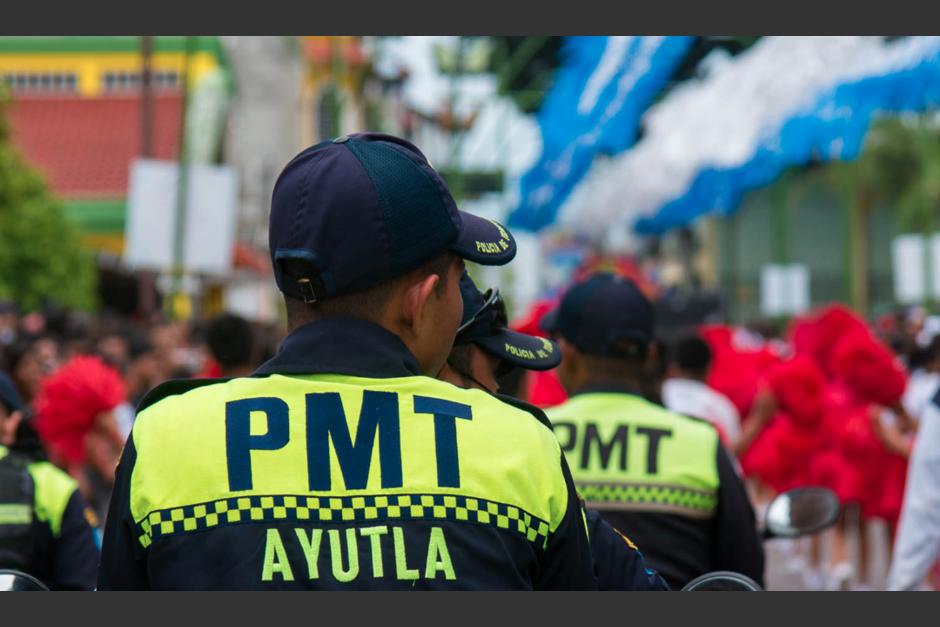 La confrontaci&oacute;n entre el artista y un agente de la PMT de Ayutla, San Marcos, se hizo viral en redes sociales. (Foto: MuniAyutla)&nbsp;