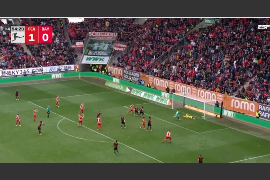 Manuel Neuer se perdió una gran jugada para anotar ante el&nbsp;Augsburgo. (Foto: Captura de pantalla)