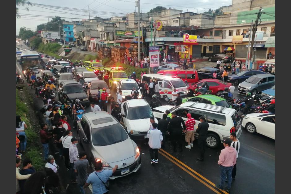 La colisión entre los dos vehículos ha provocado la paralización del tránsito vehicular en zona 12 capitalina. (Foto: Twitter)