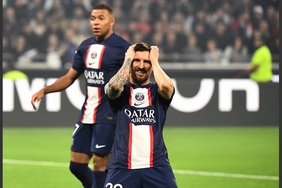 Messi pegó un perfecto tiro libre pero el portero del Lyon se la atajó. (Foto: AFP)