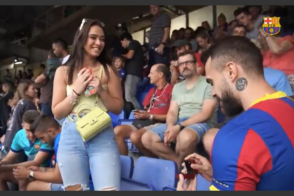 ¡De ensueño! La pedida de mano de un aficionado en el Camp Nou