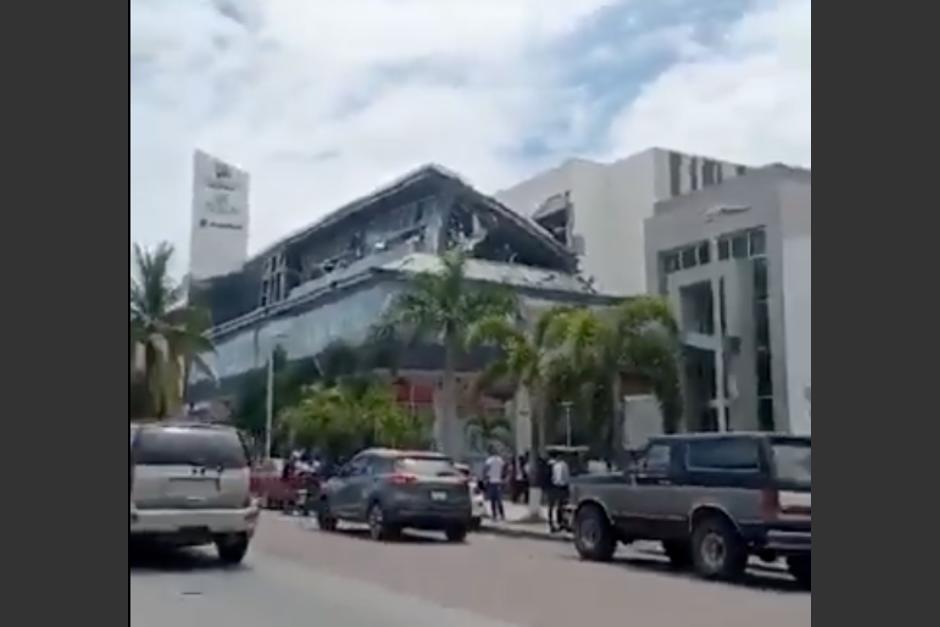 Captan instantes después del colapso de un gimnasio en Manzanillo, Colima, tras el fuerte sismo ocurrido en México. (Foto: captura de video)