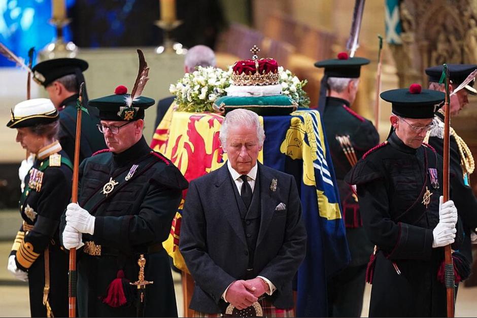 Una carta escrita a mano por el rey Carlos III llam&oacute; la atenci&oacute;n en el funeral de la reina Isabel II. (Foto: Phantom)