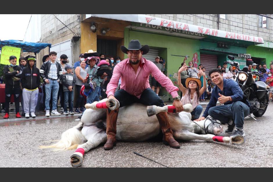 El alcalde de San Miguel Petapa, Mynor Morales comparti&oacute; esta fotograf&iacute;a del desfile h&iacute;pico del Municipio, la cual ha sido calificada como maltrato animal. (Foto: Facebook Mynor Morales)