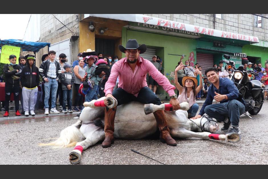 El alcalde de San Miguel Petapa, Mynor Morales compartió esta fotografía del desfile hípico del Municipio, la cual ha sido calificada como maltrato animal. (Foto: Facebook Mynor Morales)