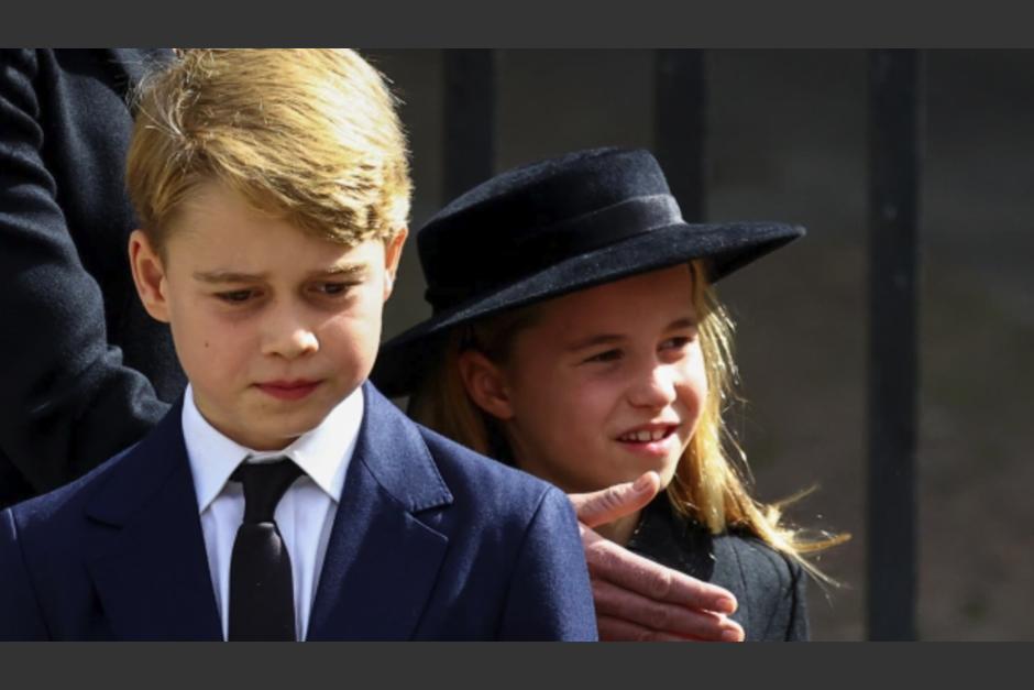 El pr&iacute;ncipe George llam&oacute; la atenci&oacute;n por el inesperado gesto durante el funeral de la reina Isabel II. (Foto: AFP)