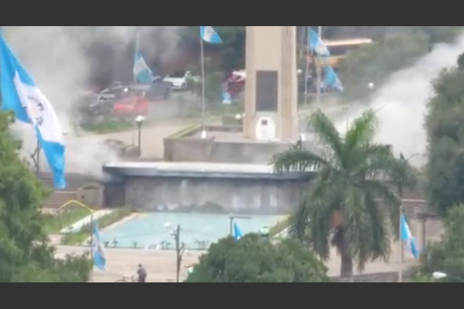 Un incendio se registra en una bodega debajo de las fuentes de El Obelisco. (Foto: Captura de video)
