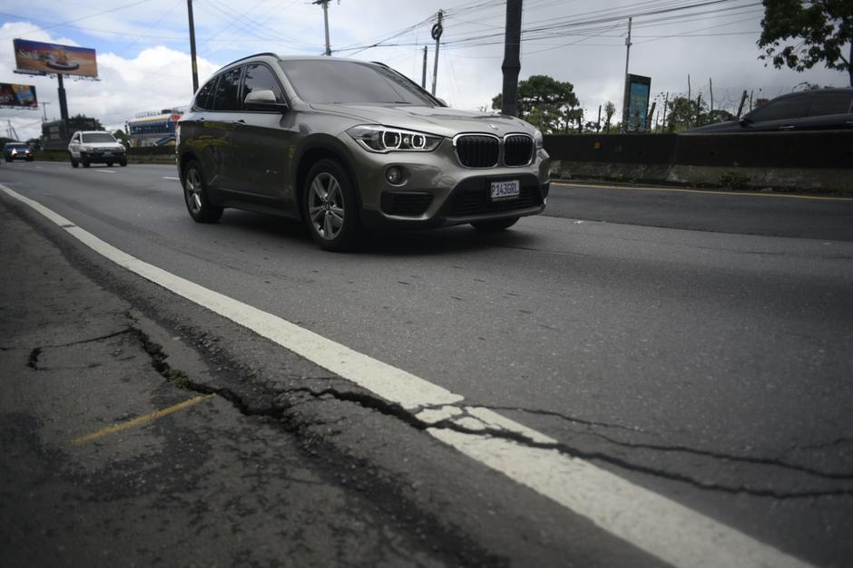 La grieta en el kil&oacute;metro 11 ha causado alarma en los vecinos y usuarios de la ruta. (Foto: Wilder L&oacute;pez/Soy502)&nbsp;