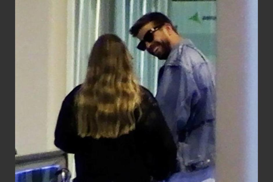 Gerard Piqu&eacute; y Clara Ch&iacute;a fueron sorprendidos muy rom&aacute;nticos en un aeropuerto de Barcelona. (Foto: Europa Press)&nbsp;