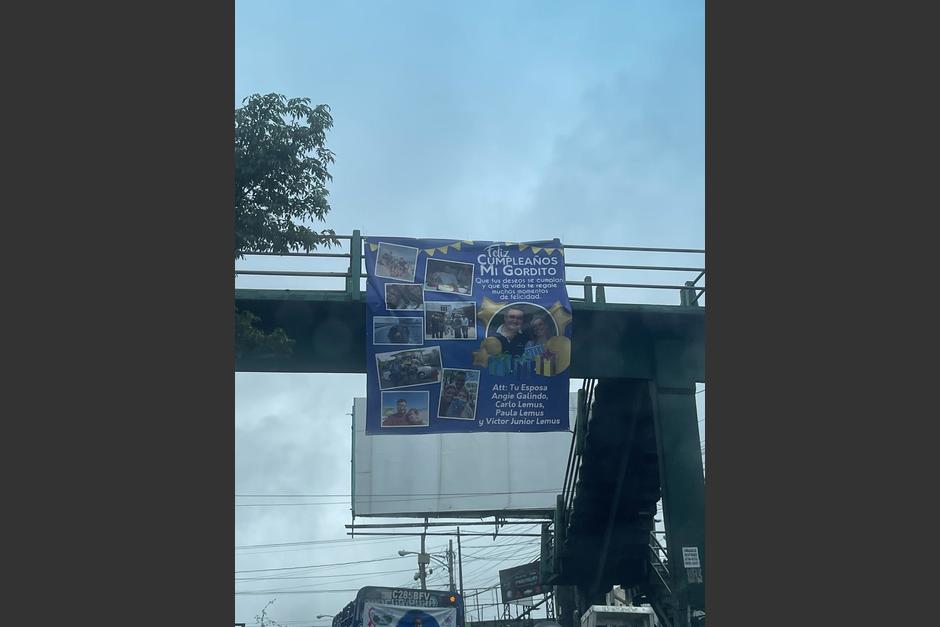 Se viraliza una peculiar manta de cumplea&ntilde;os que fue colocada en una pasarela. (Foto: Twitter)