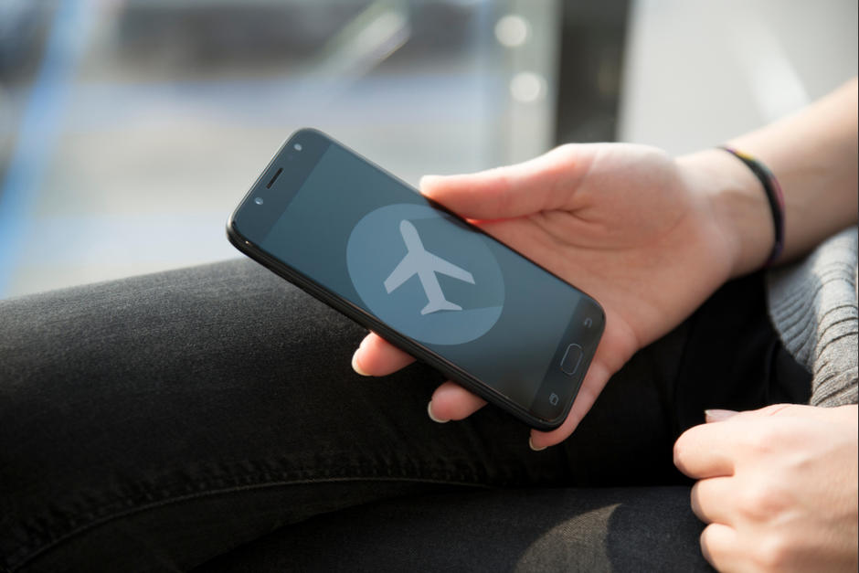 Utilizar el "modo avión" al momento de viajar permitirá no causar interferencias al momento del vuelo. (Foto: Shutterstock)