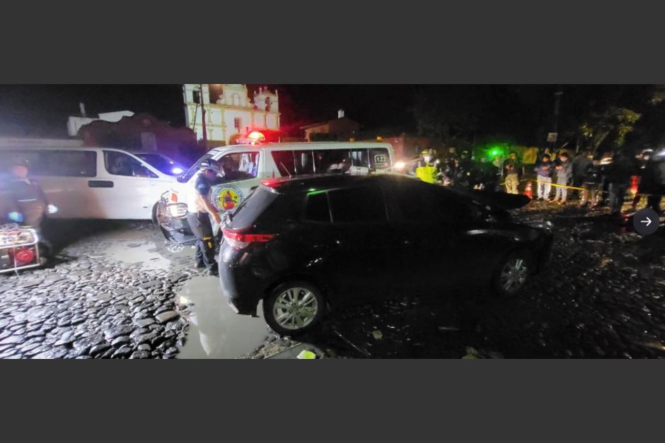 Dos mujeres, miembros de una familia fallecieron tras ser emboscada en Antigua Guatemala. (Foto: Bomberos Voluntarios)&nbsp;