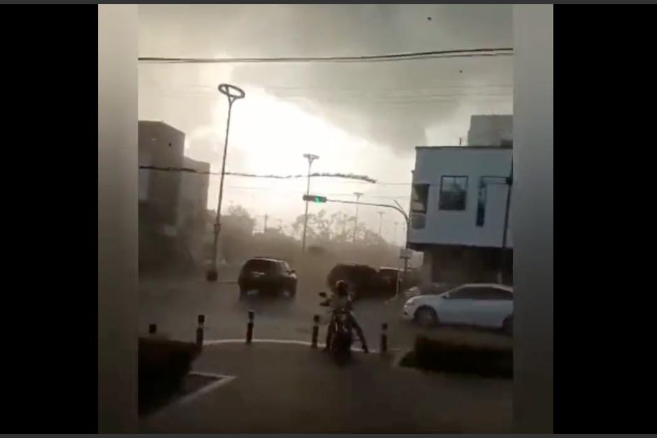 Un fuerte tornado alarmó a una comunidad en el estado de Sinaloa, México. (Foto: captura video)
