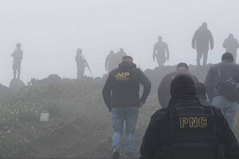 Una agente de la PNC fue retenido por residentes de Tajumulco. (Foto: Ejército)