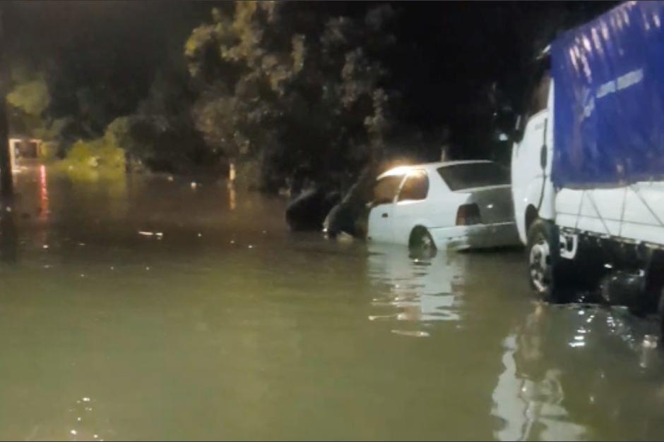 Río Michatoya se desborda y causa inundaciones en Amatitlán. (Foto: Cortesía)