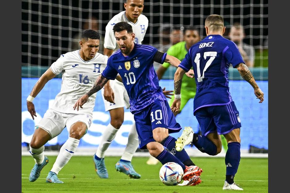 "&iquest;De verdad me vas a seguir todo el partido?", le pregunt&oacute; Messi al jugador hondure&ntilde;o. (Foto: AFP)7