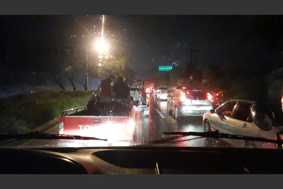 Las filas de vehículos se extienden a inmediaciones de Amatitlán. (Foto: Dulce Rivera/Soy502)