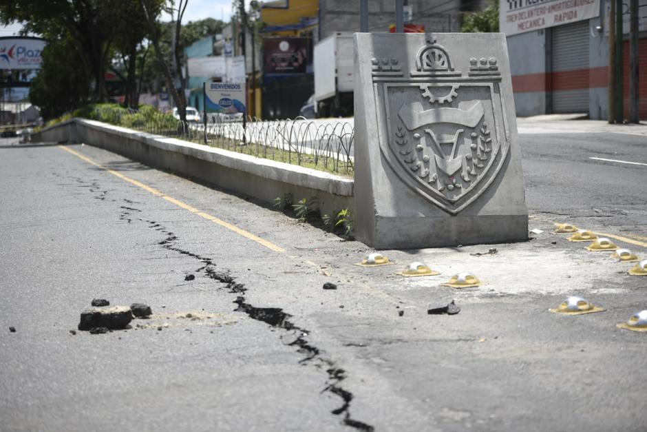 Largas grietas se formaron cerca del área de los dos nuevos agujeros en Villa Nueva. (Foto: Wilder López/Soy502)