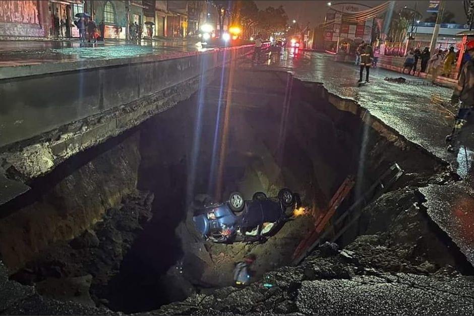 Uno de los vehículo que cayó en el agujero de Villa Nueva fue retirado con grúa. (Foto: Archivo/Soy502)