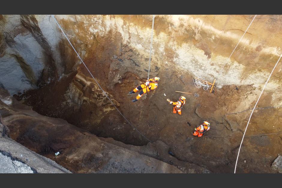 Cuatro personas heridas y dos m&aacute;s desaparecidas tras los agujeros que se formaron en la zona 6 de Villa Nueva. (Foto: Bomberos Voluntarios)