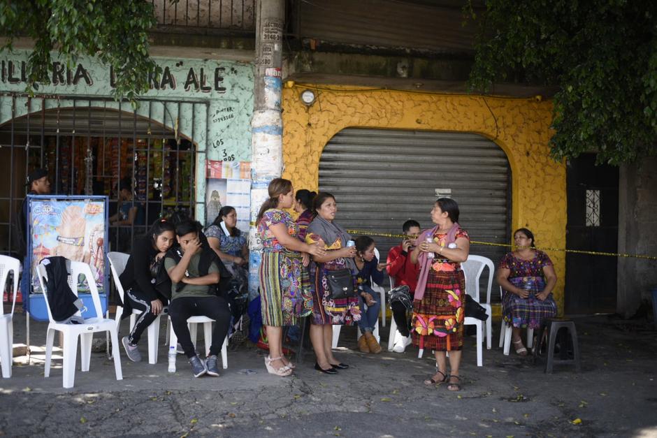 Familiares de las desaparecidas en Villa Nueva no se han movido del lugar, a la espera de localizar las v&iacute;ctimas. (Foto: Wilder L&oacute;pez/Soy502)