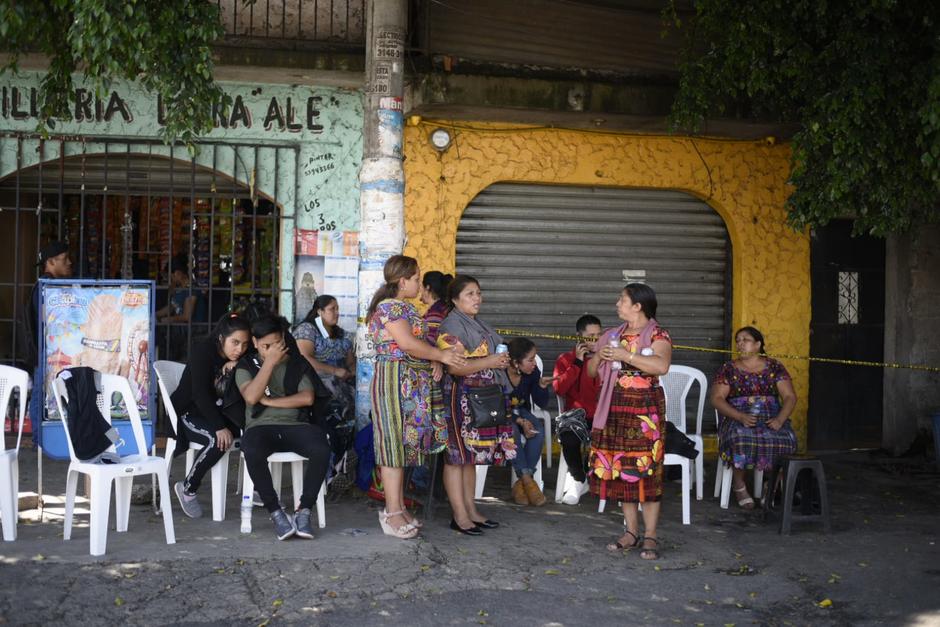 Familiares de las desaparecidas en Villa Nueva no se han movido del lugar, a la espera de localizar las víctimas. (Foto: Wilder López/Soy502)