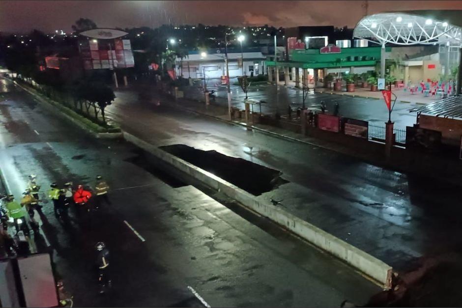 Tres personas fueron rescatadas luego de ser pr&aacute;cticamente tragadas en un nuevo agujero que se registr&oacute; en Villa Nueva. (Foto: Cortes&iacute;a)