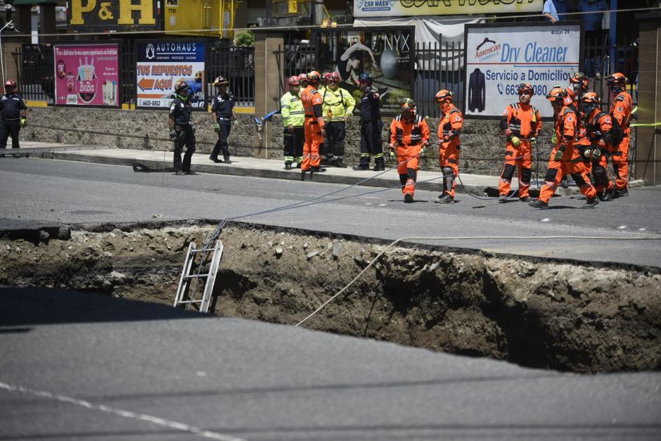 Dos nuevos agujeros se formaron en Villa Nueva, ahora en la zona 6 frente a un centro comercial. (Foto: Wilder López/Soy502)