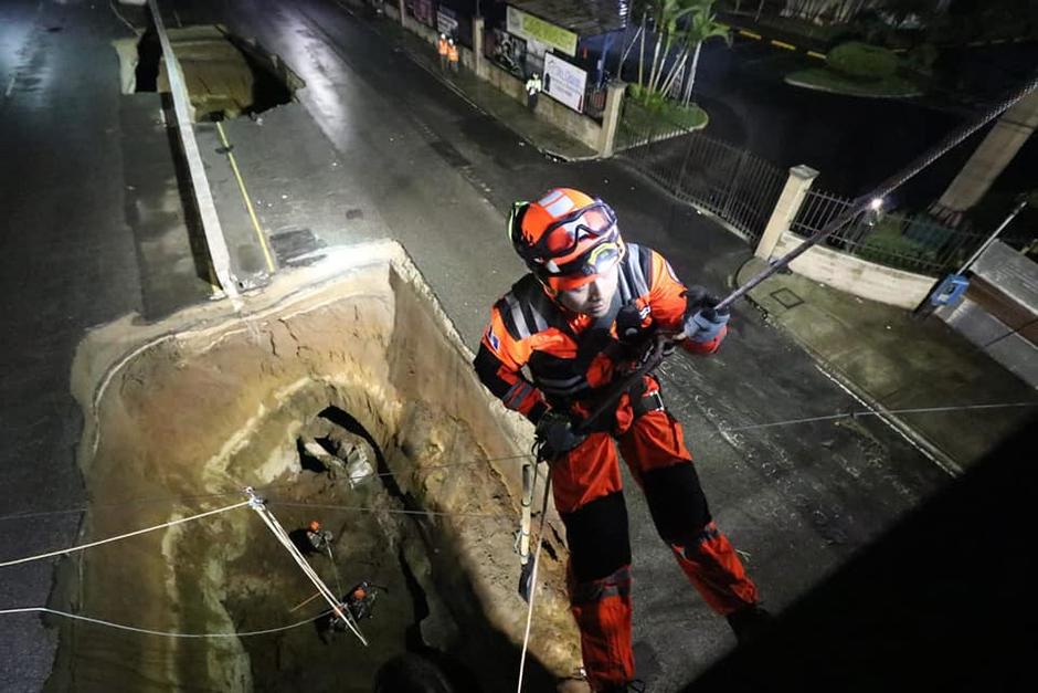 Así retiraron el vehículo que cayó en agujero de Villa Nueva