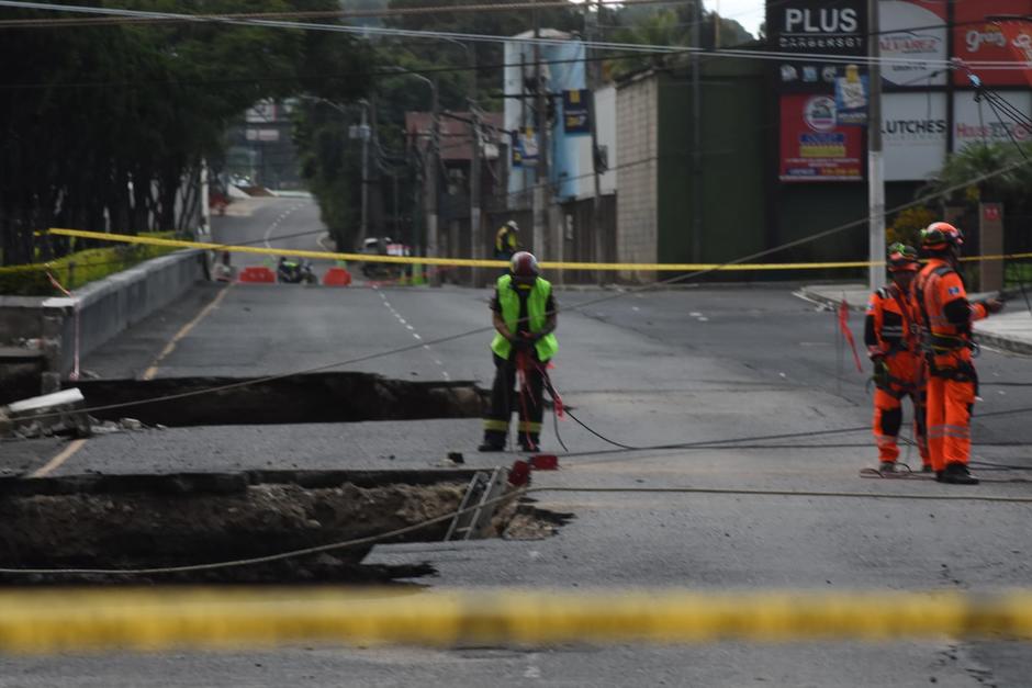 Cuatro personas fueron rescatadas y dos m&aacute;s est&aacute;n desaparecidas tras caer en los dos nuevos agujeros que se formaron en Villa Nueva. (Foto: Carlos Paredes/Nuestro Diario)